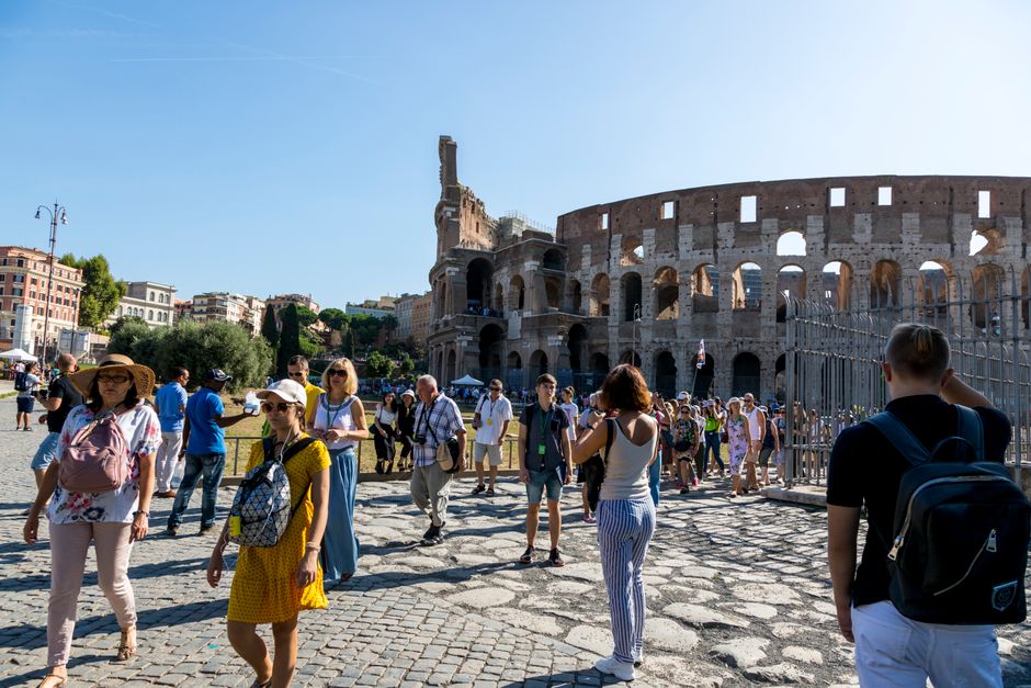 Turisti šeću oko poznatog Kolosseuma u Rimu na sunčan ljetni dan.
