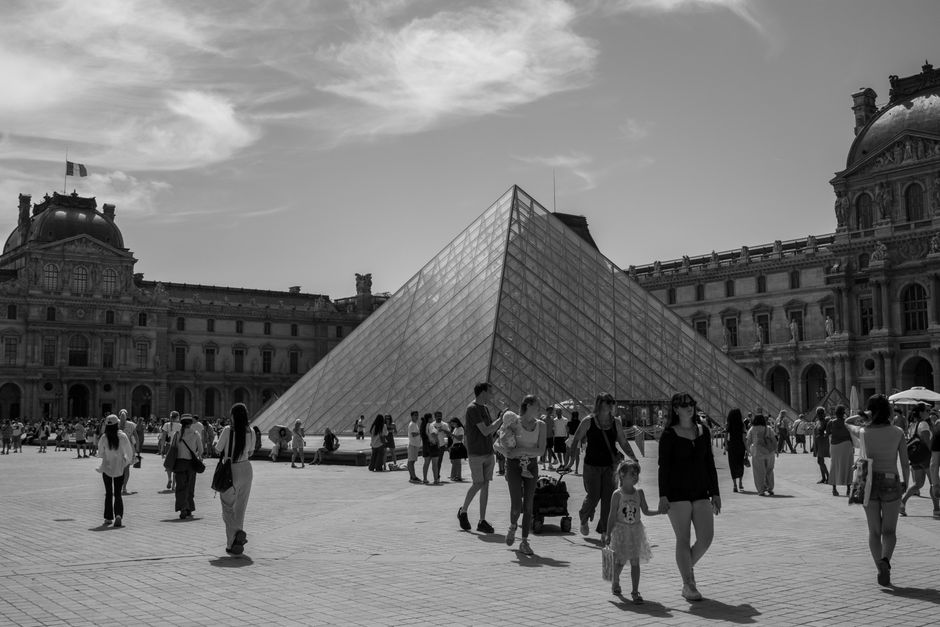Turisti kraj Louvre piramide u Parizu