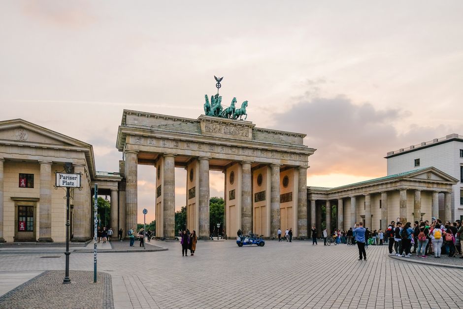 Scenski pogled na Brandenburška vrata u Berlinu pri zalasku sunca.
