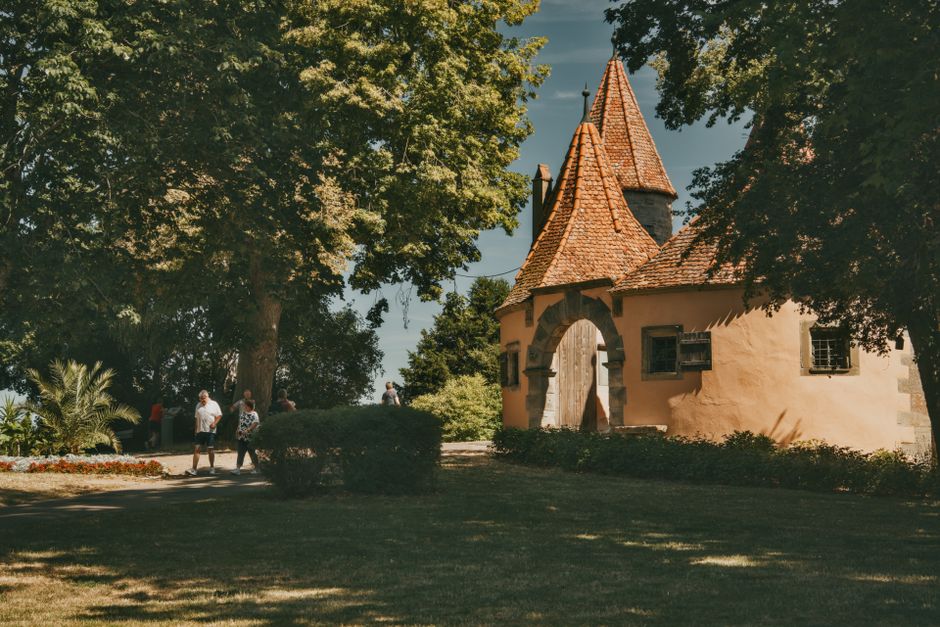 Slikoviti pogled na povijesni njemački stari grad ljetnog dana.