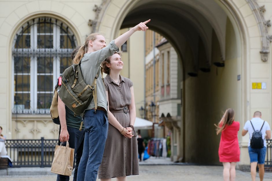 Grupa putnika u razgledavanju povijesnog grada